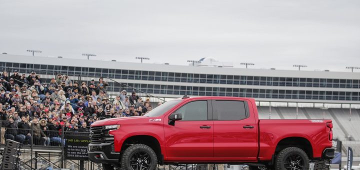Will The 2019 Silverado Offer Plug In Hybrid Model Gm Authority 2019 Chevrolet Silverado 1500 Z71 Trailbosss Live Reveal 007