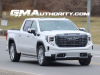 2022-gmc-sierra-1500-denali-ultimate-white-frost-tricoat-g1w-midnight-painted-aluminum-wheel-with-machining-and-bright-chrome-inserts-smr-real-world-photos-exterior-001