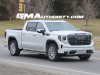 2022-gmc-sierra-1500-denali-ultimate-white-frost-tricoat-g1w-midnight-painted-aluminum-wheel-with-machining-and-bright-chrome-inserts-smr-real-world-photos-exterior-003