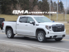 2022-gmc-sierra-1500-denali-ultimate-white-frost-tricoat-g1w-midnight-painted-aluminum-wheel-with-machining-and-bright-chrome-inserts-smr-real-world-photos-exterior-004