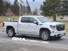 2022-gmc-sierra-1500-denali-ultimate-white-frost-tricoat-g1w-midnight-painted-aluminum-wheel-with-machining-and-bright-chrome-inserts-smr-real-world-photos-exterior-005