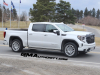 2022-gmc-sierra-1500-denali-ultimate-white-frost-tricoat-g1w-midnight-painted-aluminum-wheel-with-machining-and-bright-chrome-inserts-smr-real-world-photos-exterior-006
