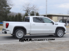 2022-gmc-sierra-1500-denali-ultimate-white-frost-tricoat-g1w-midnight-painted-aluminum-wheel-with-machining-and-bright-chrome-inserts-smr-real-world-photos-exterior-009