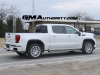 2022-gmc-sierra-1500-denali-ultimate-white-frost-tricoat-g1w-midnight-painted-aluminum-wheel-with-machining-and-bright-chrome-inserts-smr-real-world-photos-exterior-010