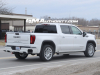 2022-gmc-sierra-1500-denali-ultimate-white-frost-tricoat-g1w-midnight-painted-aluminum-wheel-with-machining-and-bright-chrome-inserts-smr-real-world-photos-exterior-011