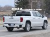 2022-gmc-sierra-1500-denali-ultimate-white-frost-tricoat-g1w-midnight-painted-aluminum-wheel-with-machining-and-bright-chrome-inserts-smr-real-world-photos-exterior-012