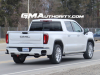 2022-gmc-sierra-1500-denali-ultimate-white-frost-tricoat-g1w-midnight-painted-aluminum-wheel-with-machining-and-bright-chrome-inserts-smr-real-world-photos-exterior-013