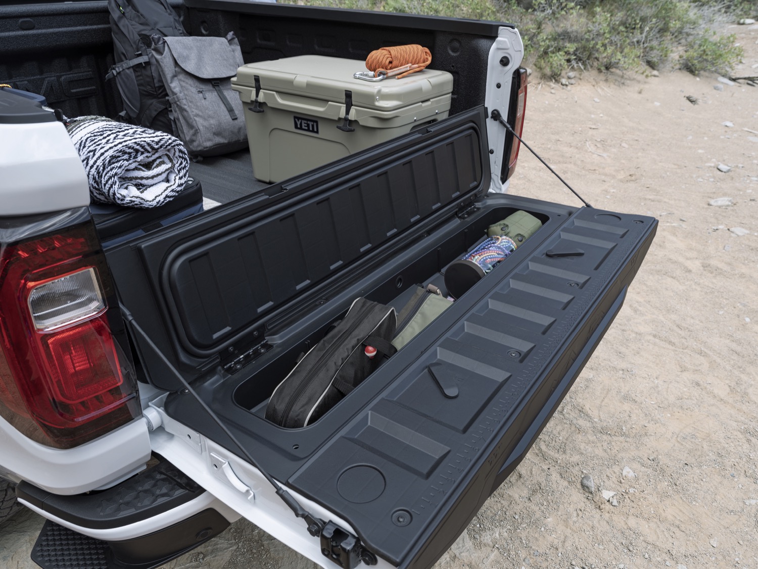 2023-gmc-canyon-at4-exterior-014-bed-tailgate-down-tailgate-storage-compartment