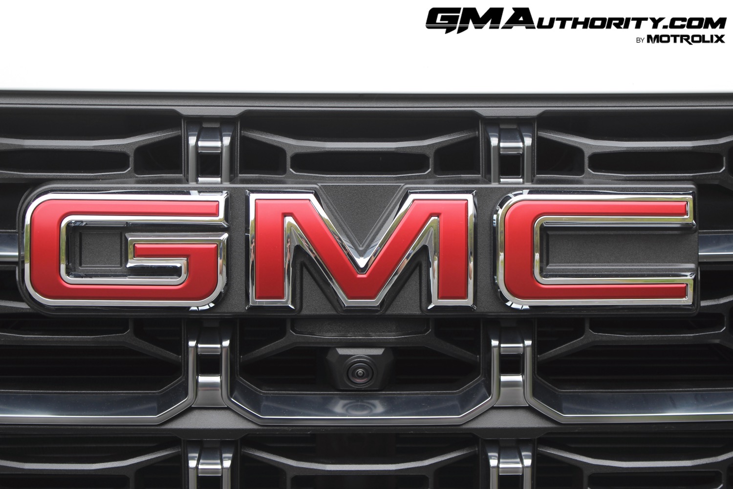 2023-gmc-canyon-at4-summit-white-gaz-first-drive-exterior-023-gmc-logo-badge-on-grille-front-camera