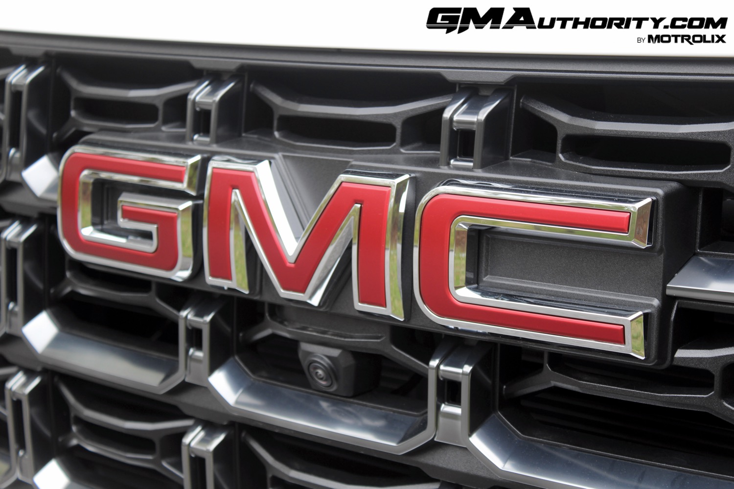 2023-gmc-canyon-at4-summit-white-gaz-first-drive-exterior-025-gmc-logo-badge-on-grille-front-camera