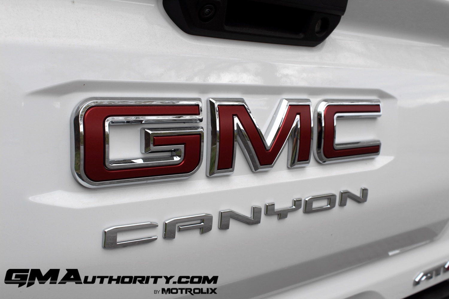 2023-gmc-canyon-at4-summit-white-gaz-first-drive-exterior-066-gmc-canyon-logo-badge-on-tailgate