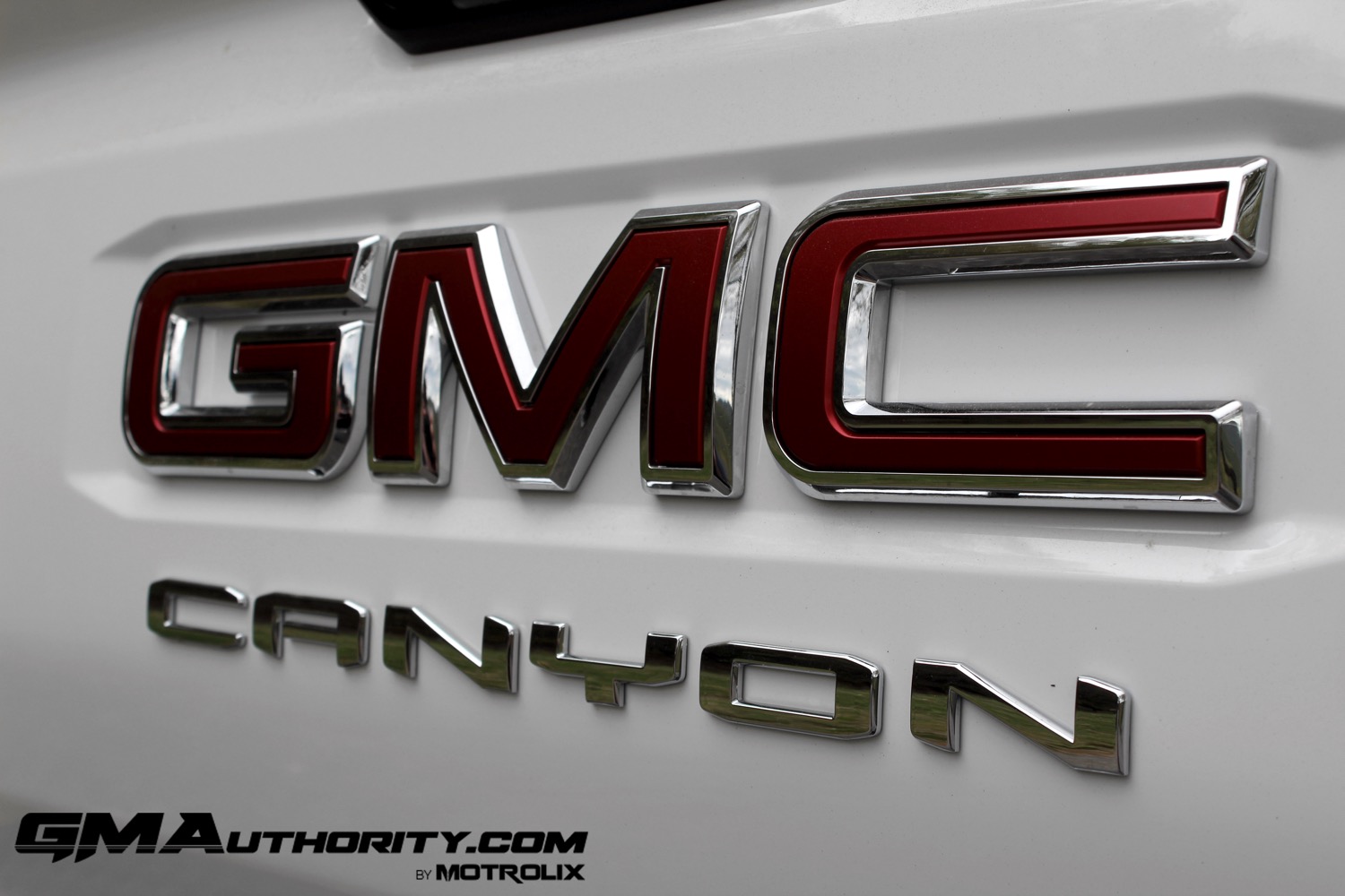 2023-gmc-canyon-at4-summit-white-gaz-first-drive-exterior-070-gmc-canyon-logo-badge-on-tailgate