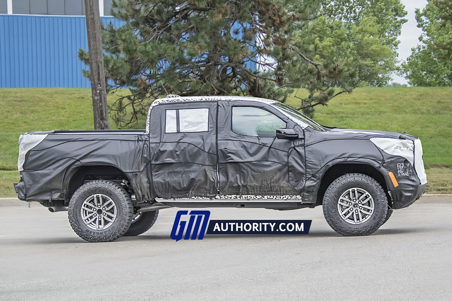 2023-gmc-canyon-at4x-rugged-off-road-pickup-truck-prototype-spy-shots-july-2021-exterior-007
