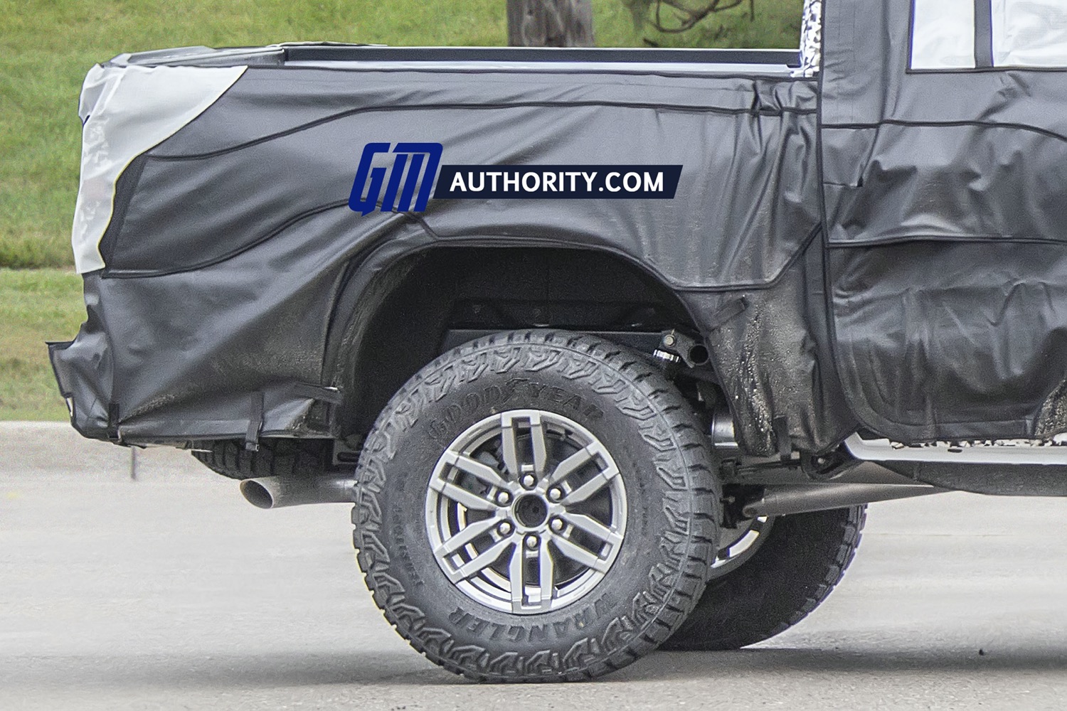 2023-gmc-canyon-at4x-rugged-off-road-pickup-truck-prototype-spy-shots-july-2021-exterior-008