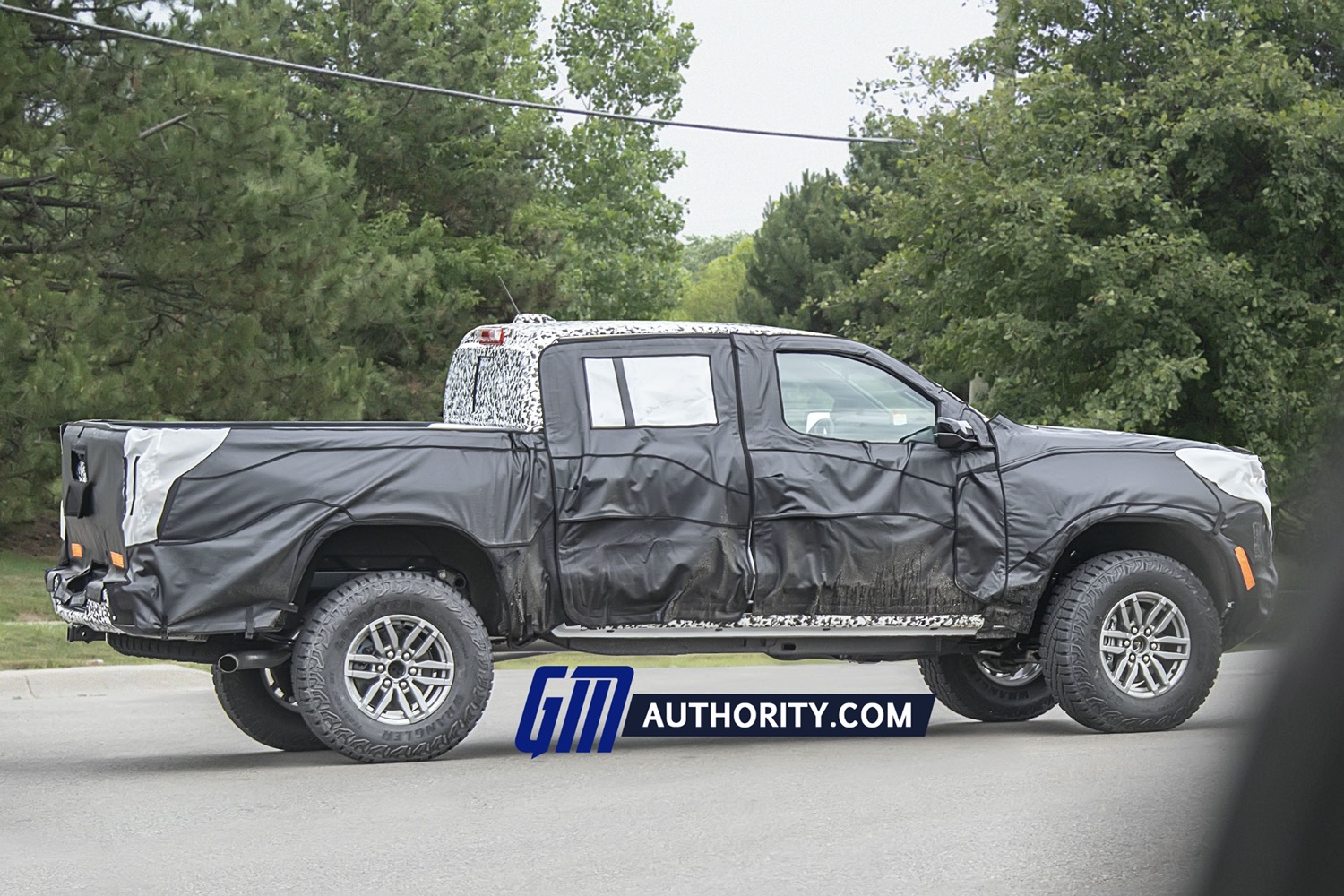 2023-gmc-canyon-at4x-rugged-off-road-pickup-truck-prototype-spy-shots-july-2021-exterior-010