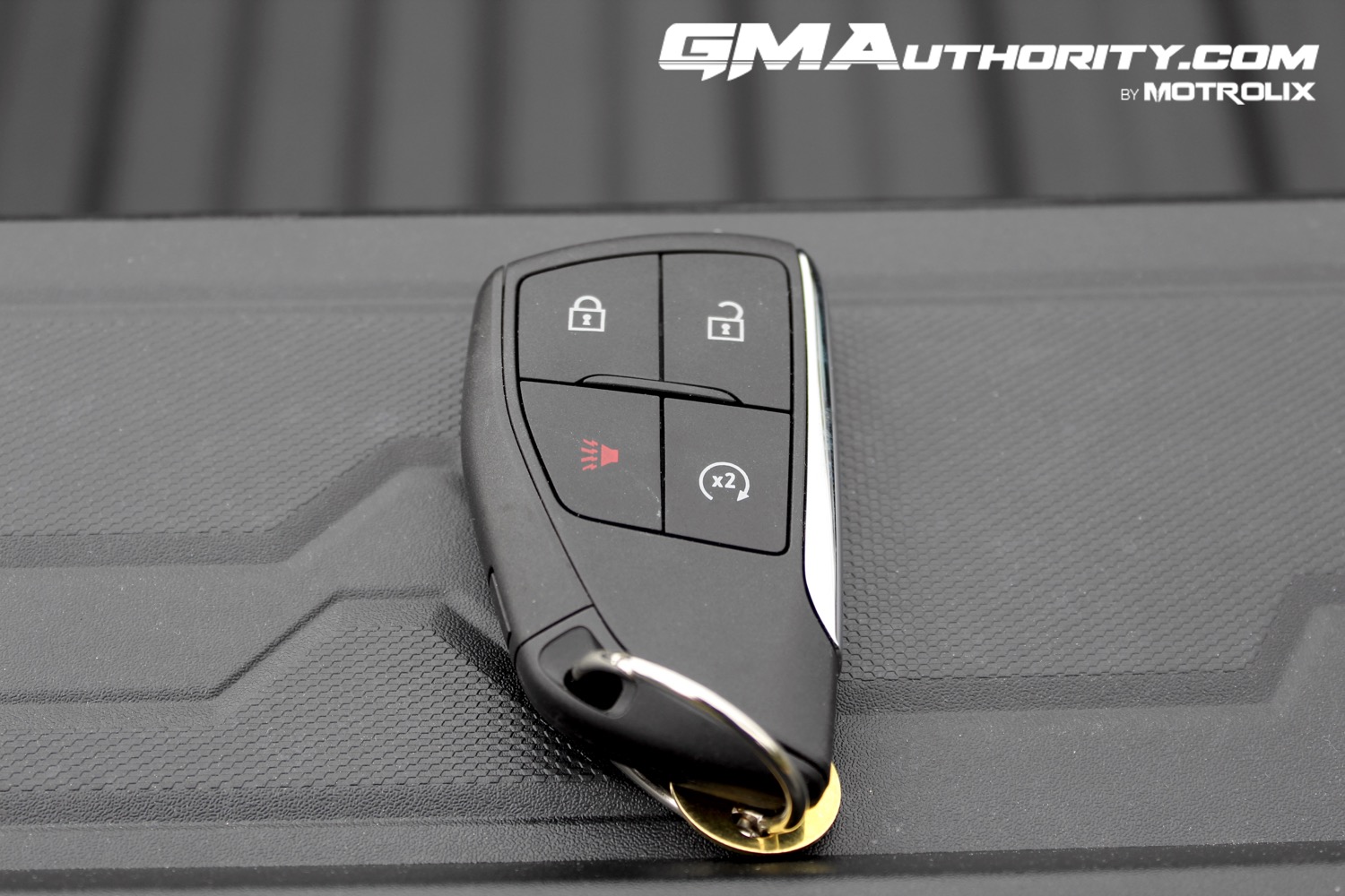 2023-gmc-canyon-elevation-first-drive-key-fob-003-front-side-with-buttons