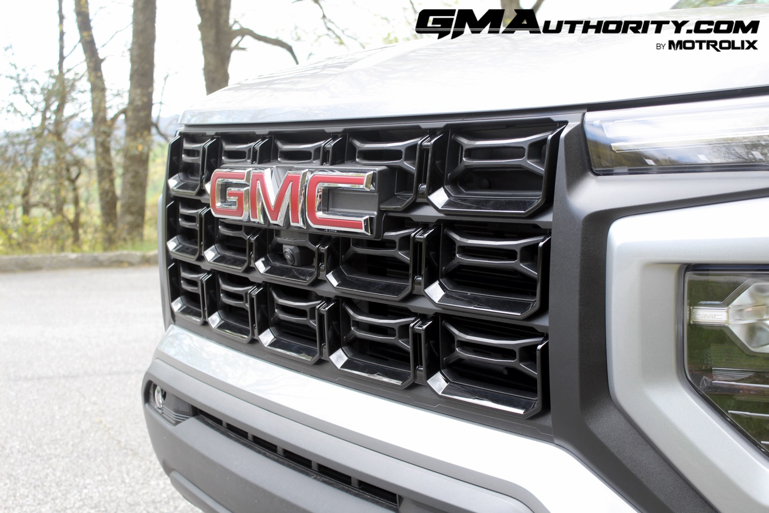 2023-gmc-canyon-elevation-sterling-metallic-gxd-first-drive-exterior-024-gmc-logo-badge-on-grille