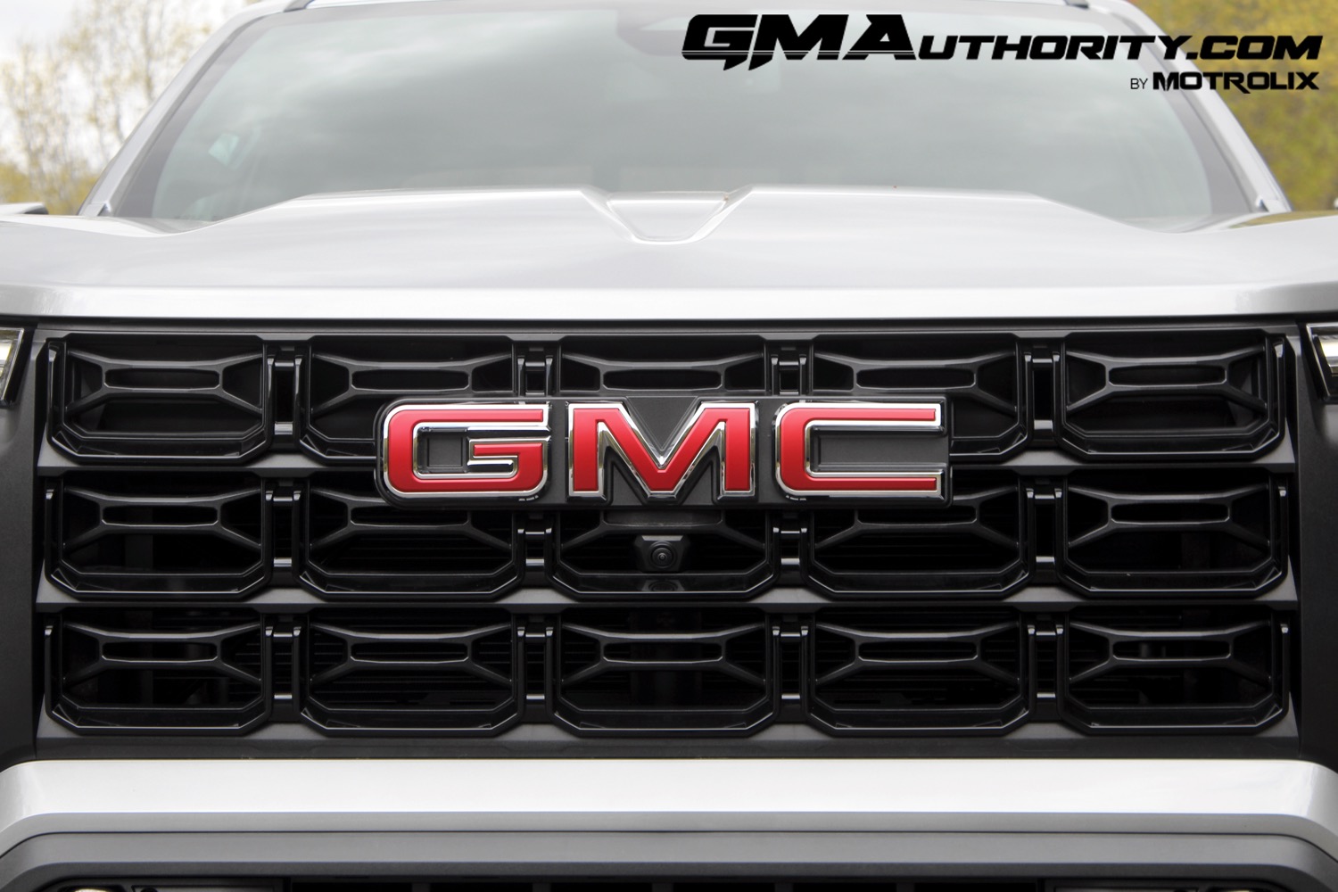 2023-gmc-canyon-elevation-sterling-metallic-gxd-first-drive-exterior-028-gmc-logo-badge-on-grille