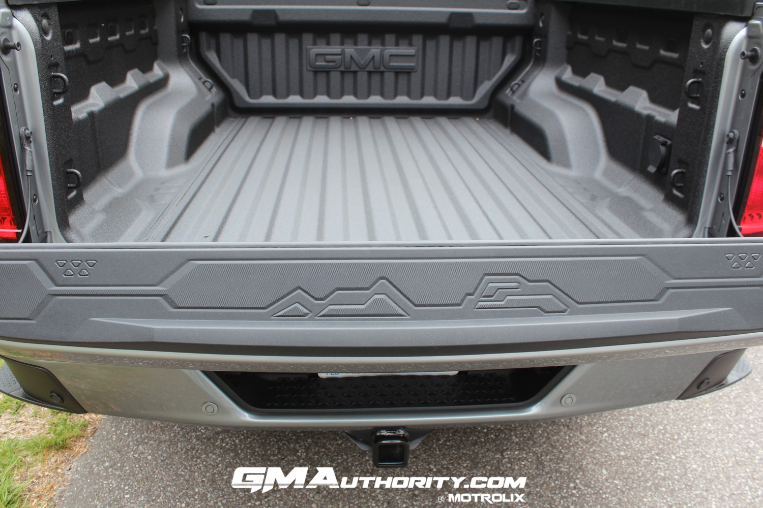 2023-gmc-canyon-elevation-sterling-metallic-gxd-first-drive-exterior-084-tailgate-mountain-graphics