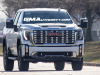 2024-gmc-sierra-2500-hd-denali-crew-cab-short-bed-white-frost-tricoat-g1w-first-real-world-photos-exterior-001