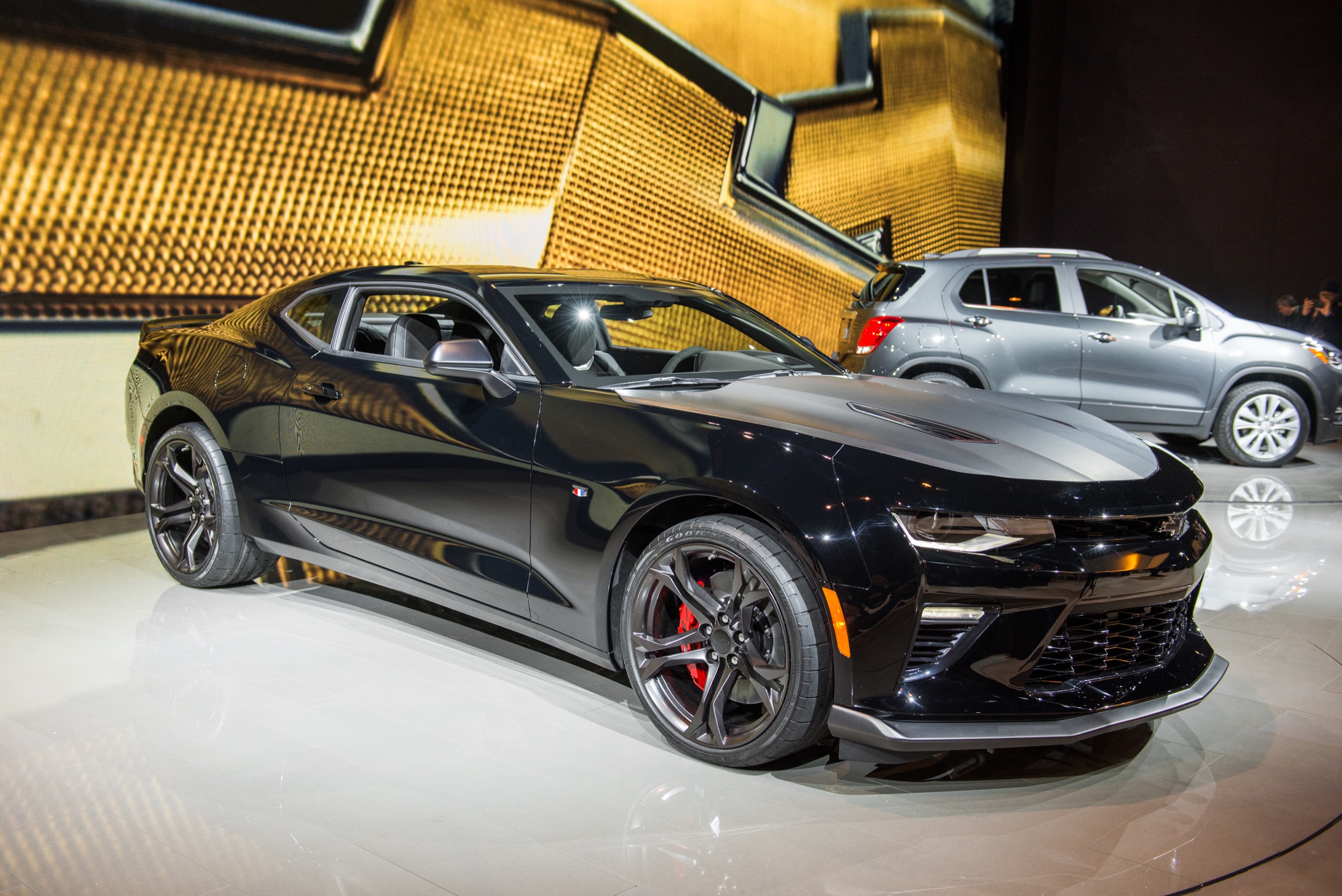 Comparing The 2017 Chevy Camaro V6 1LE To Its V8-Powered Brother | GM  Authority