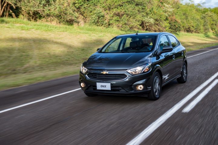 Front three-quarter view of the 2017 Chevy Onix hatchback sold by GM Brazil.