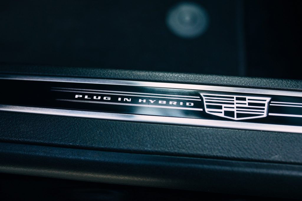 2017 Cadillac CT6 Plug-In Hybrid PHEV sedan interior - media drive 001