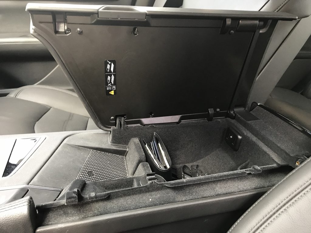 Cadillac CT6 Front Armrest open towards driver