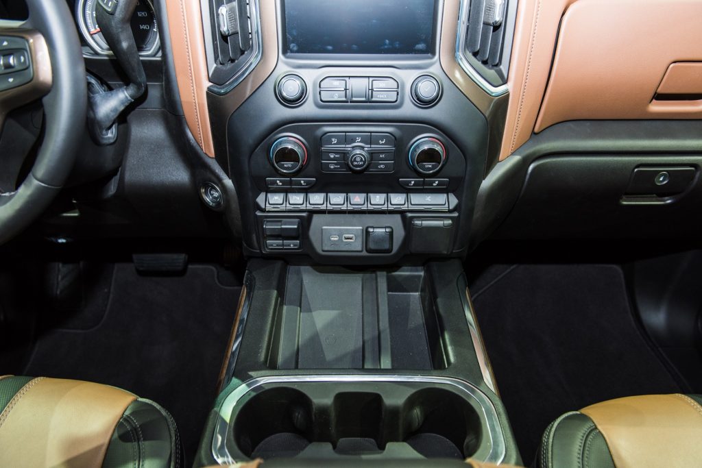2019 Chevrolet Silverado 1500 High Country - Interior - 2018 Detroit Auto Show 003 - Center Console