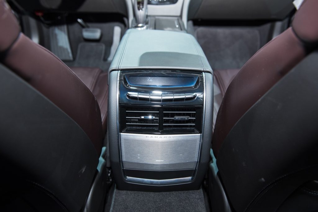 2019 Cadillac CT6 V-Sport interior - 2018 New York Auto Show live 020 - rear AC vents with Panaray speaker