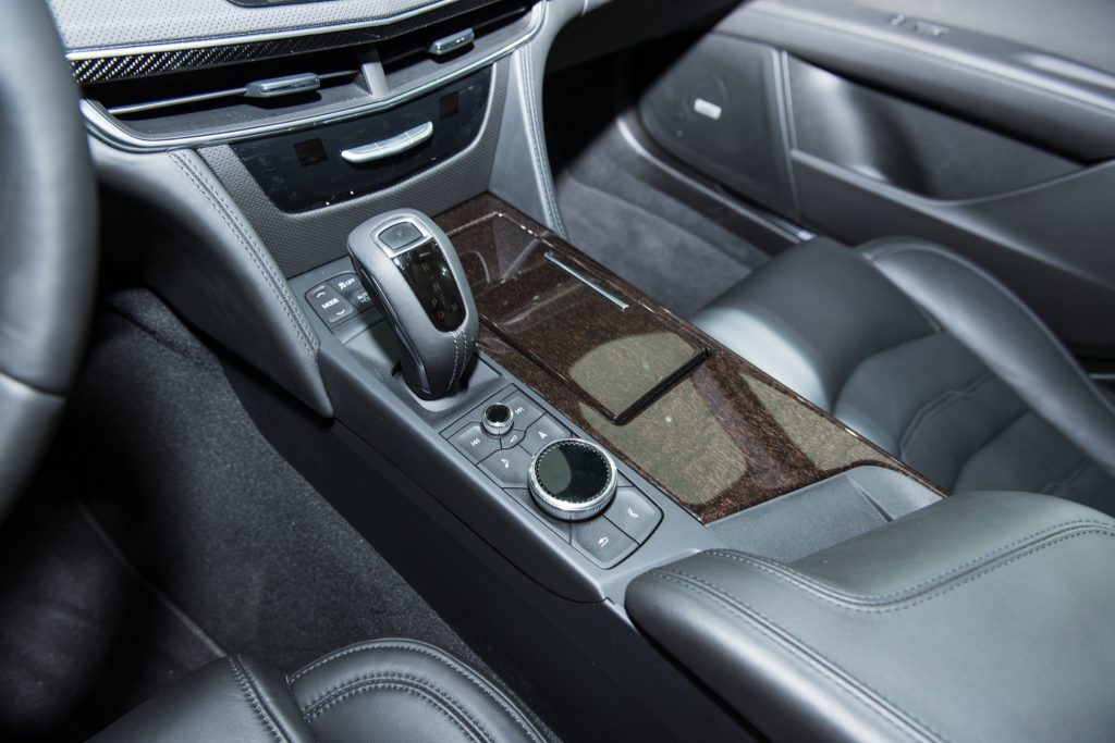 2019 Cadillac CT6 - interior - 2018 New York Auto Show live 010 - center console with new EPS shifter and CUE rotary controls
