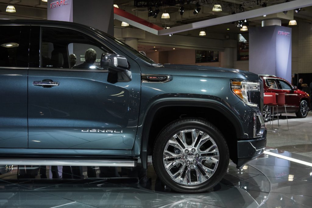 2019 GMC Sierra Denali 1500 exterior - 2018 New York Auto Show Live 012 - front end from passenger side
