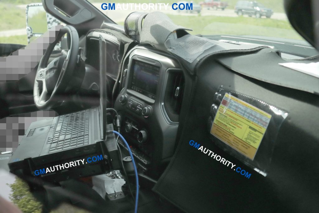 2020 Chevrolet Silverado HD spy shots - interior - May 2018 001