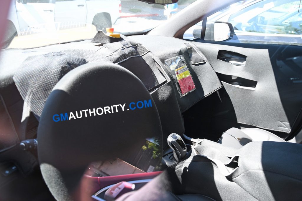 2019 Cadillac XT5 facelift spy pictures - July 2018 - interior 001