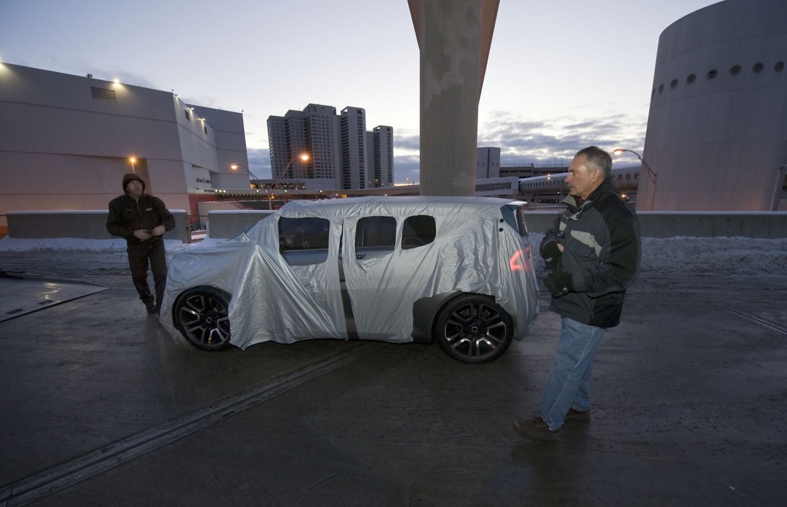 2010 GMC Granite Concept – Unloading 002 | GM Authority