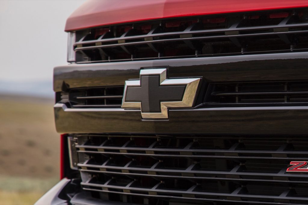 2019 Chevrolet Silverado LT TrailBoss exterior - August 2018 - Wyoming 033 - Black Chevy logo