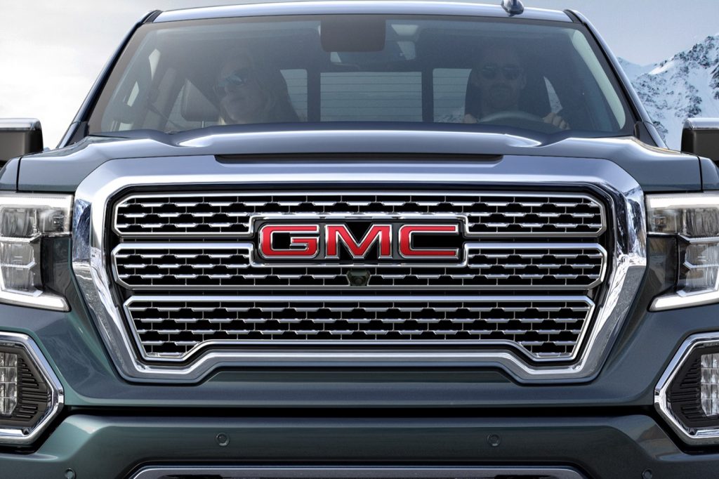 GMC Logo on grille of 2019 GMC Sierra Denali 1500 007