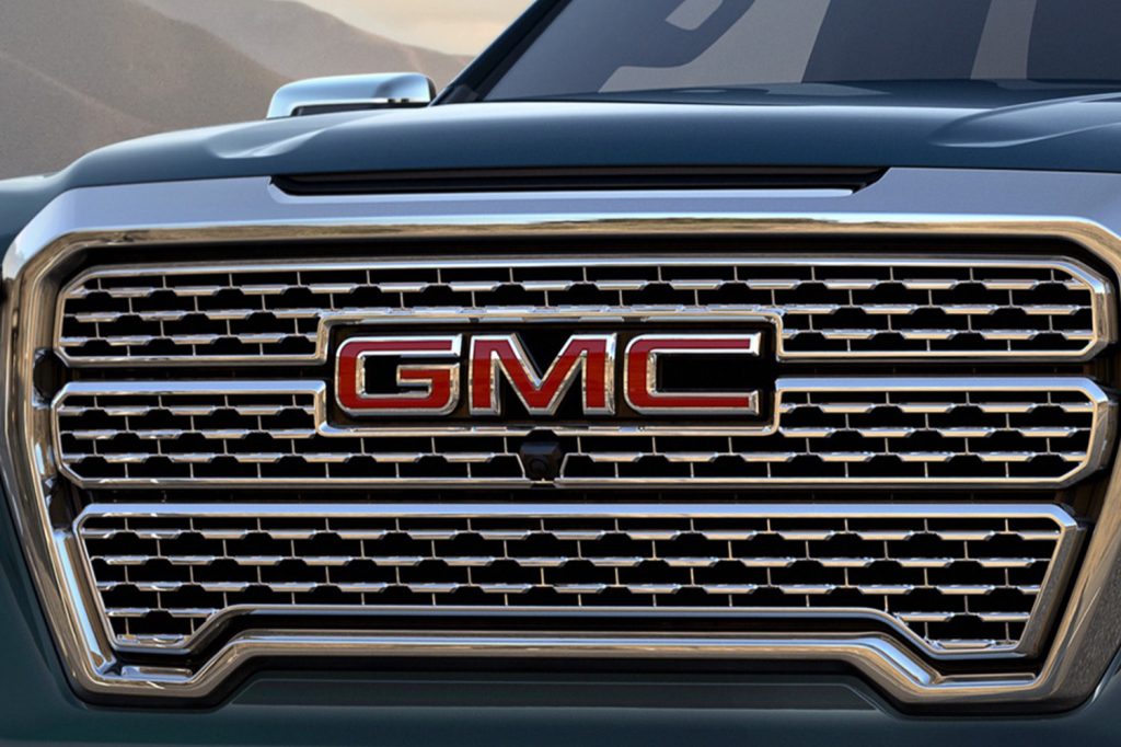GMC Logo on grille of 2019 GMC Sierra Denali 1500 015