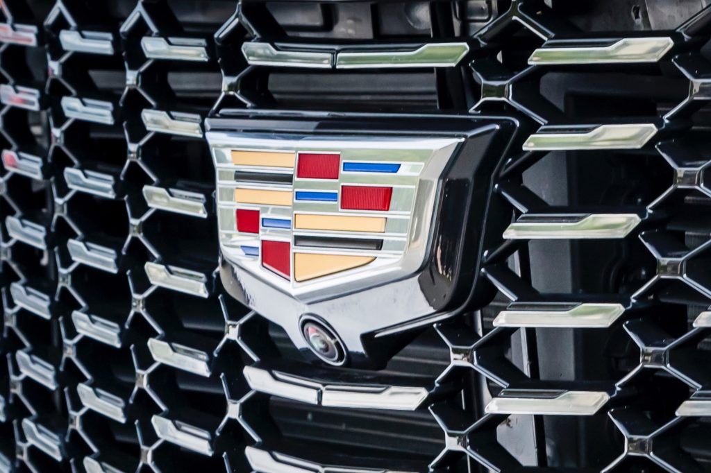 2019 Cadillac XT4 Premium Luxury - Exterior - Seattle Media Drive - September 2018 045 - grille with Cadillac logo