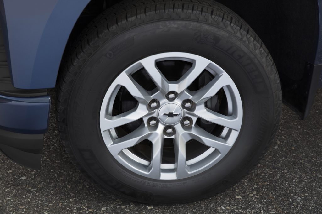 2019 Chevrolet Silverado RST exterior - August 2018 - Wyoming 011 - 18 inch wheel