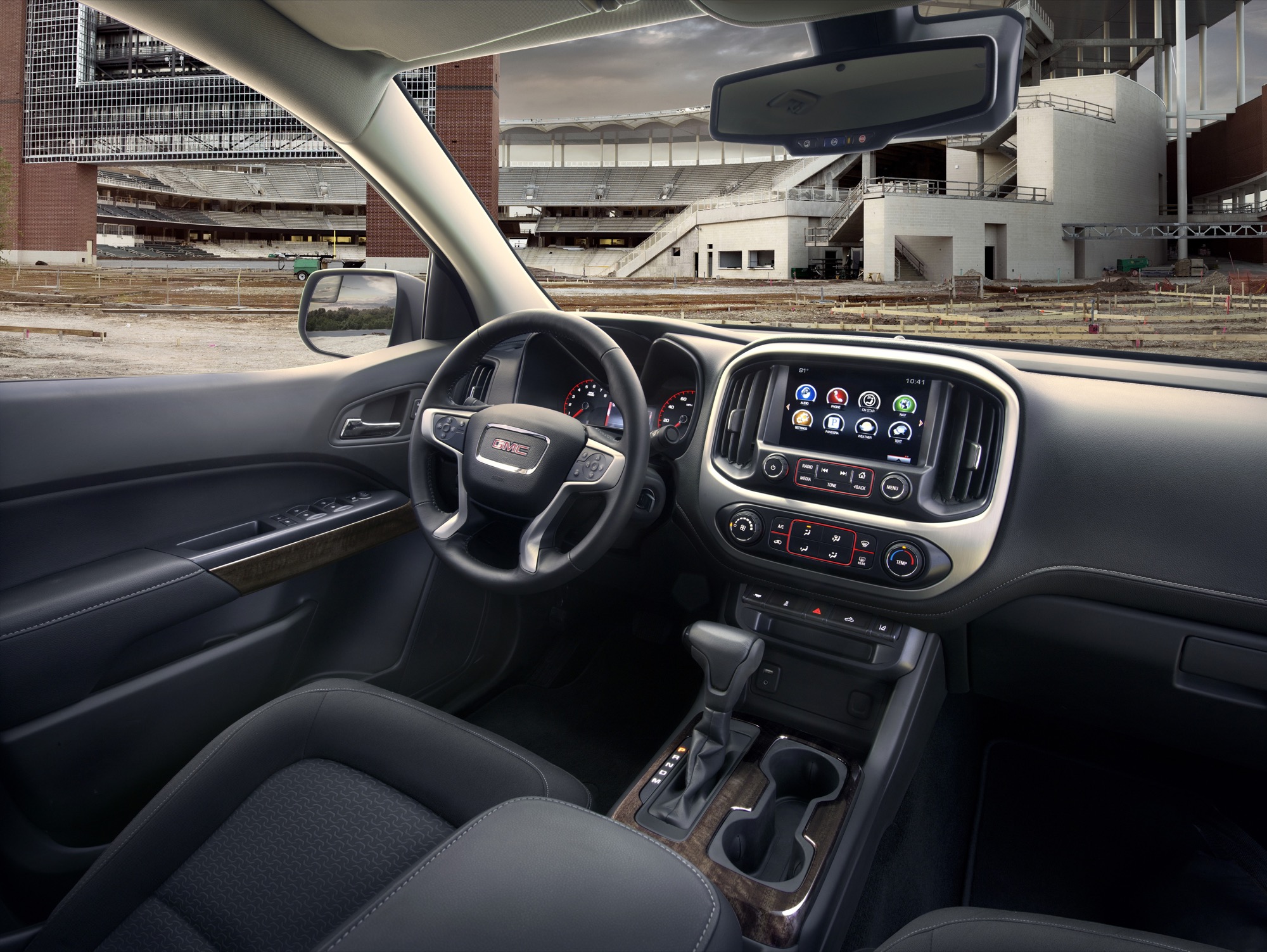 2015 GMC Canyon Earns Ward's 10 Best Interiors Trophy
