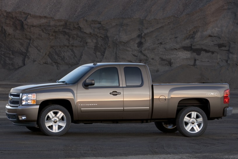 A 2007 Chevrolet Silverado with the extended cab style.