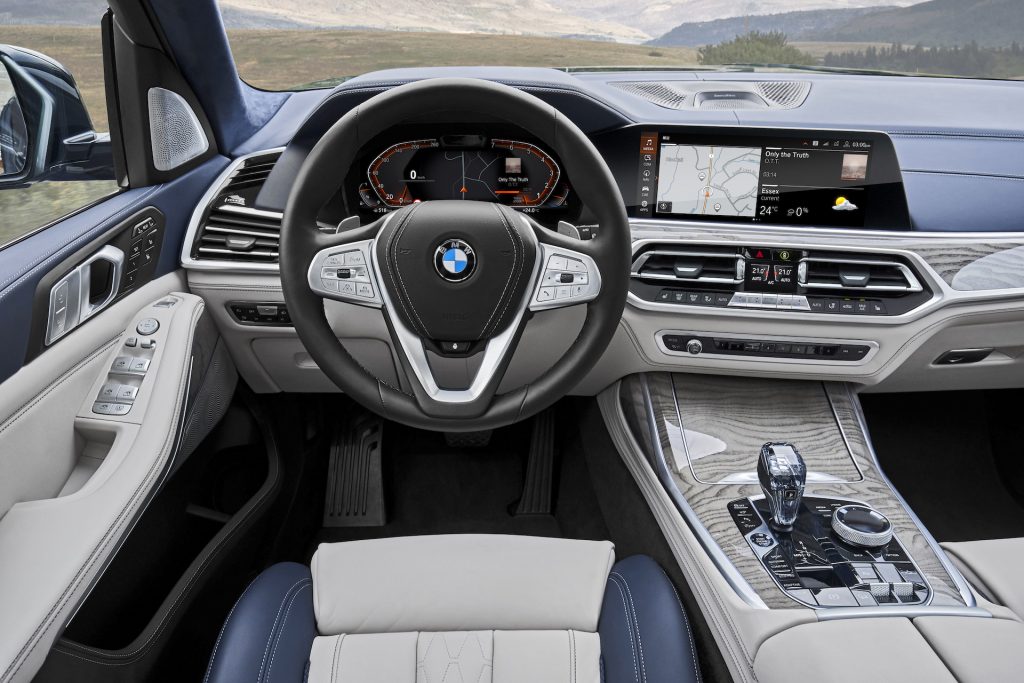 2019 BMW X7 01