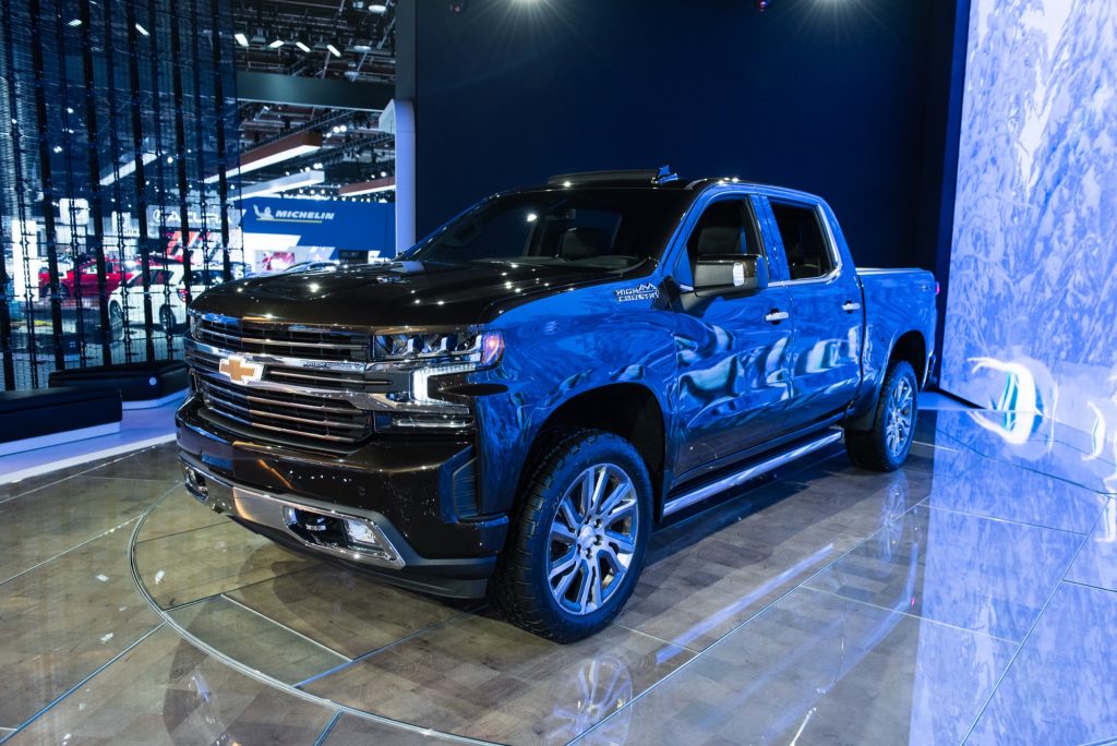 2019 Chevrolet Silverado 1500 High Country with Illuminated Grille Bowtie Emblem Glowtie - NAIAS 2019 006