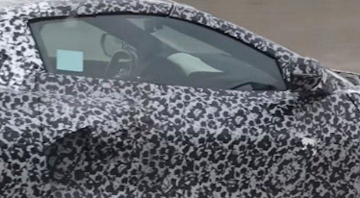 C8-Corvette-Spied-Steering-Wheel-Video-2019