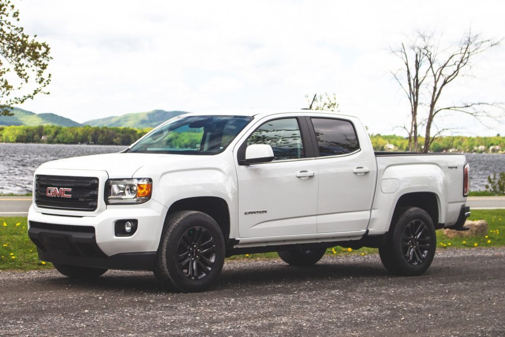 A photo showing a front three quarters angle of the last-gen 2019 GMC Canyon SLE Elevation.