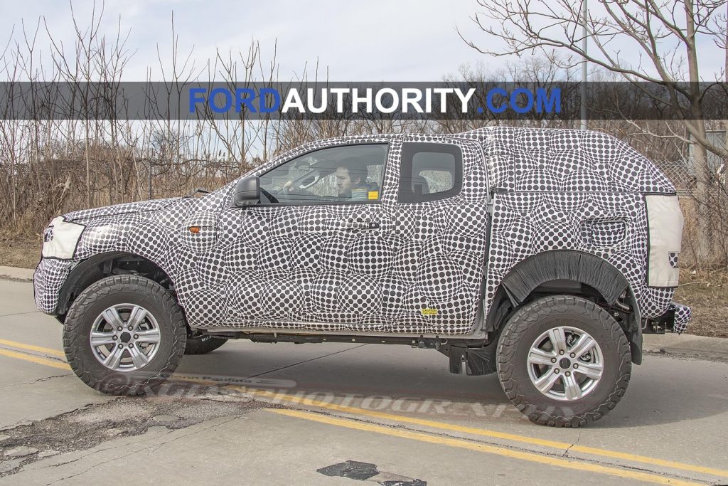 2020-ford-bronco-mule-spy-shots-march-2019-exterior-002