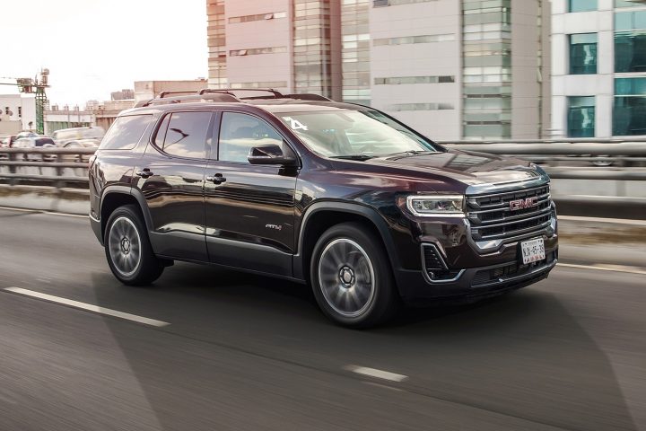 Side view of the 2023 GMC Acadia generation.