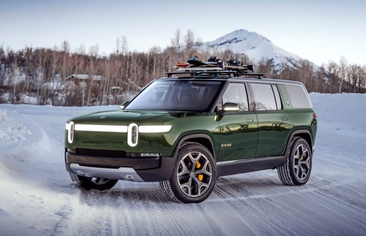 Front-three-quarter view of Rivian R1S.
