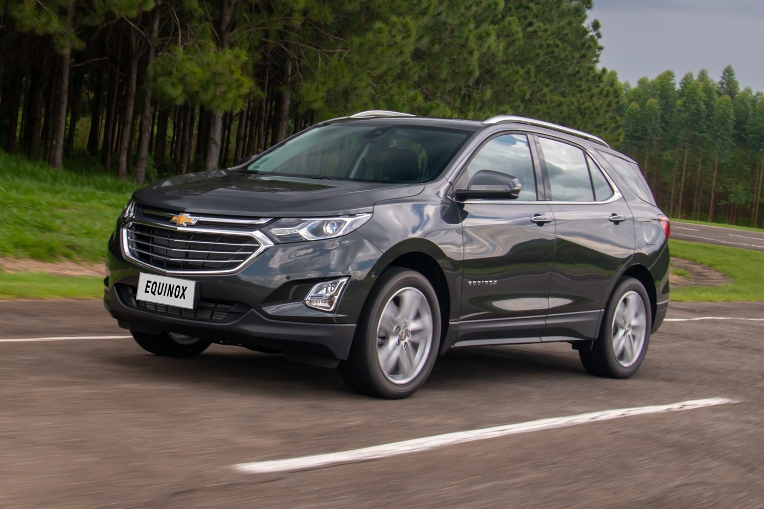 white 2020 chevrolet equinox